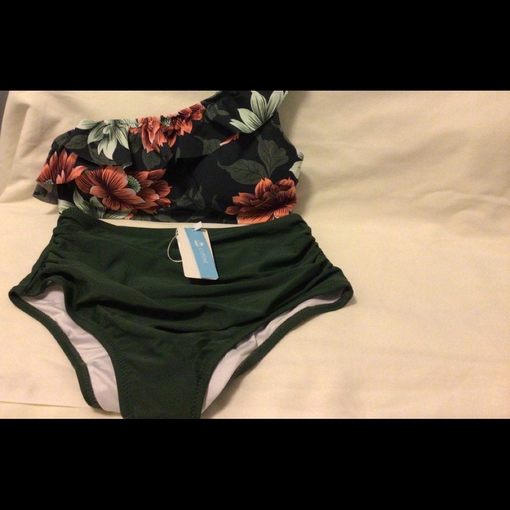 Ladies 2 pc swimsuit Small one shoulder ruffled